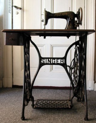 Treadle.sewing.machine