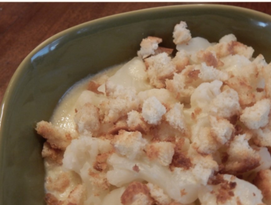 cauliflower with onion sauce in green bowl