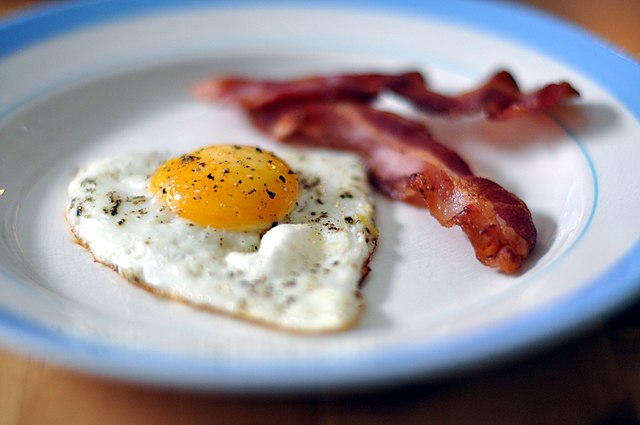 Wikimedia Commons 4649356145 bacon and eggs