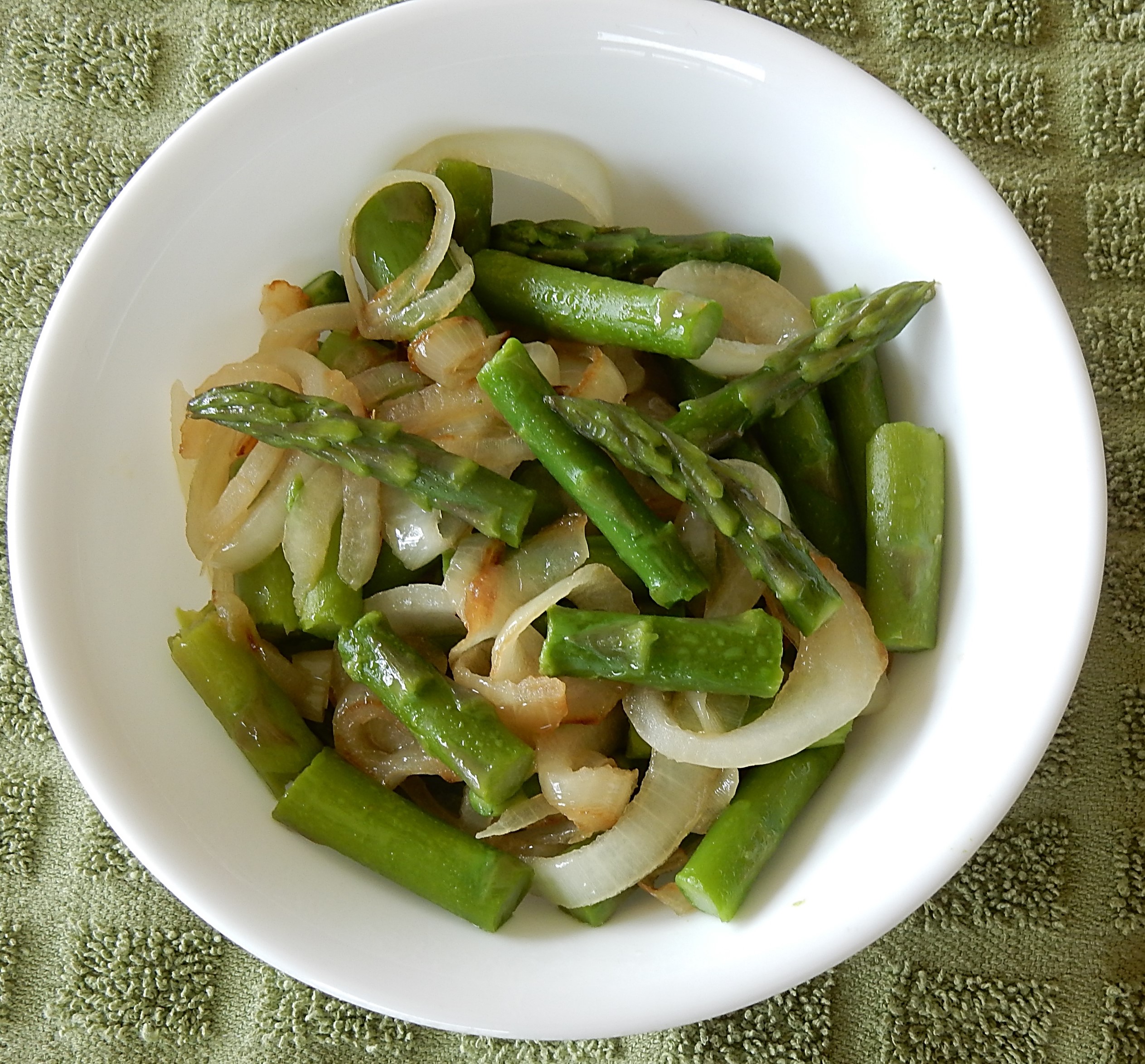Tasty Asparagus (Asparagus and Onions) in Bowl