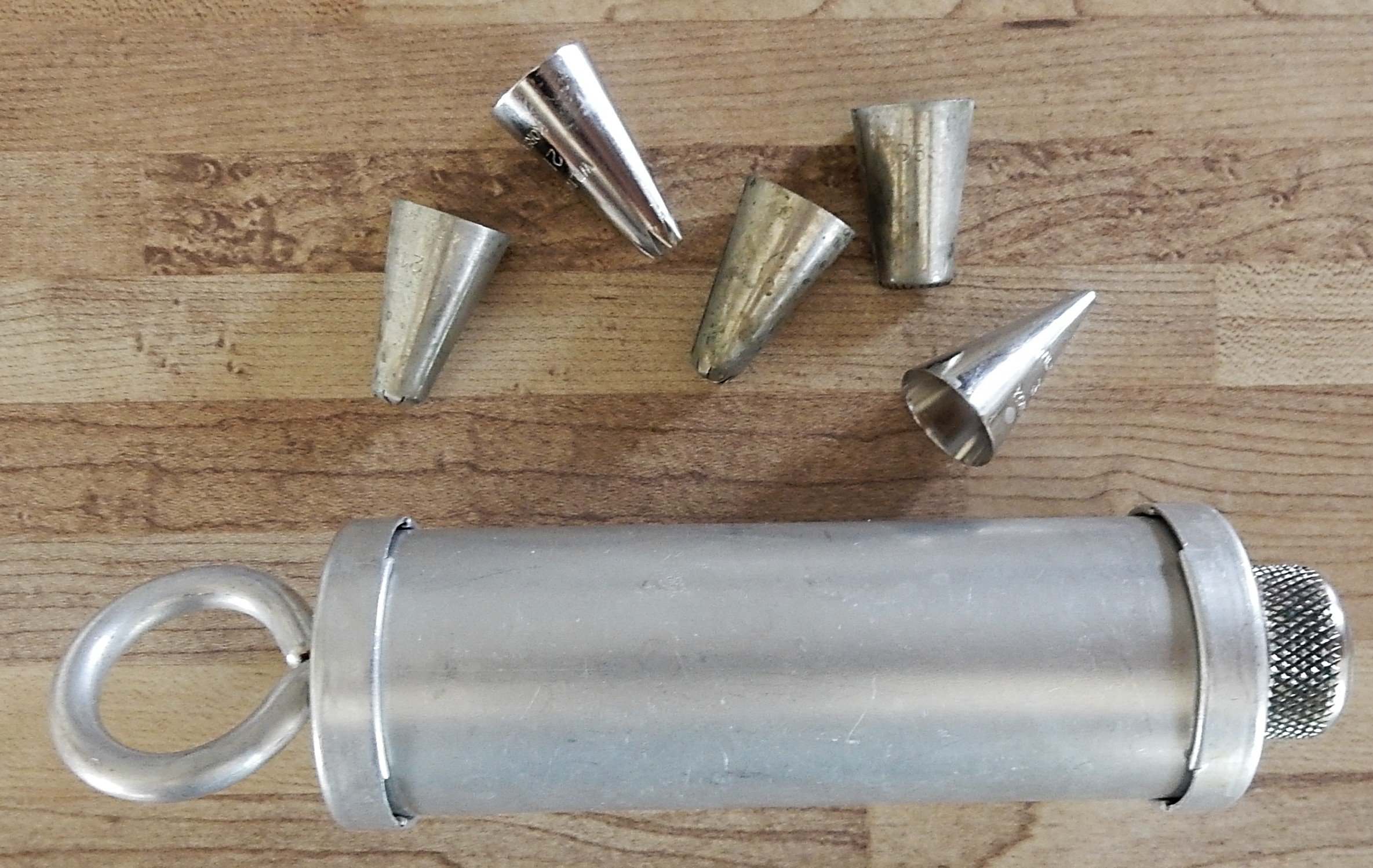 cake ornamenting syringe